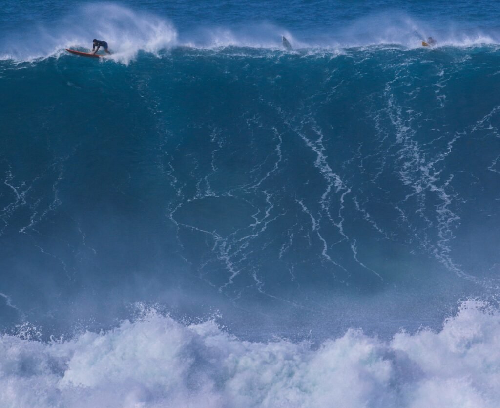 Oʻahu Travel Guide Large winter wave at Waimea Bay on Oʻahu’s North Shore
