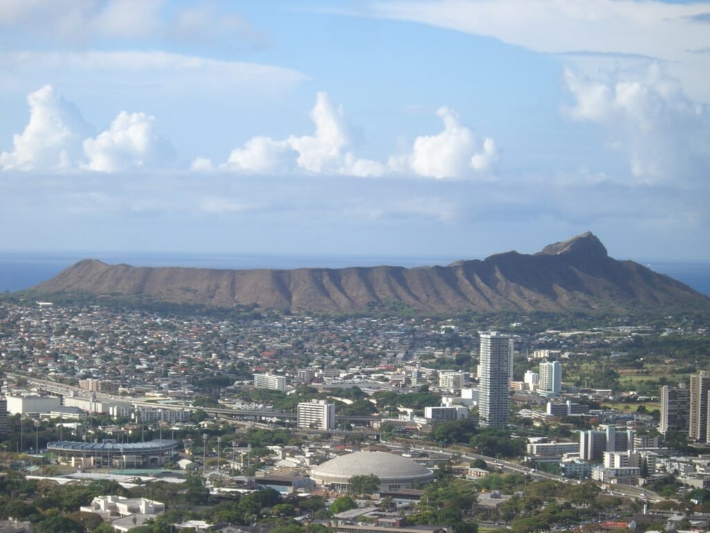 Oʻahu Travel Guide Diamond Head crater on Oʻahu, Hawaiʻi
