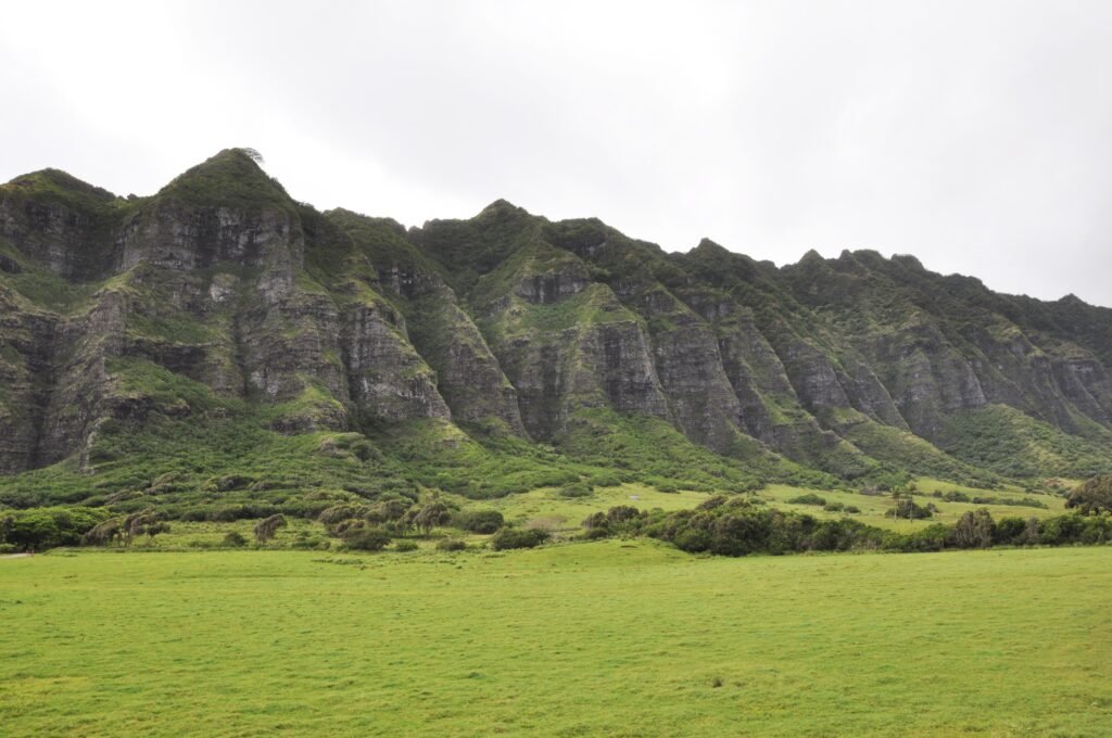 Oʻahu Travel Guide Kualoa Ranch and the green mountains of Oʻahu, Hawaiʻi