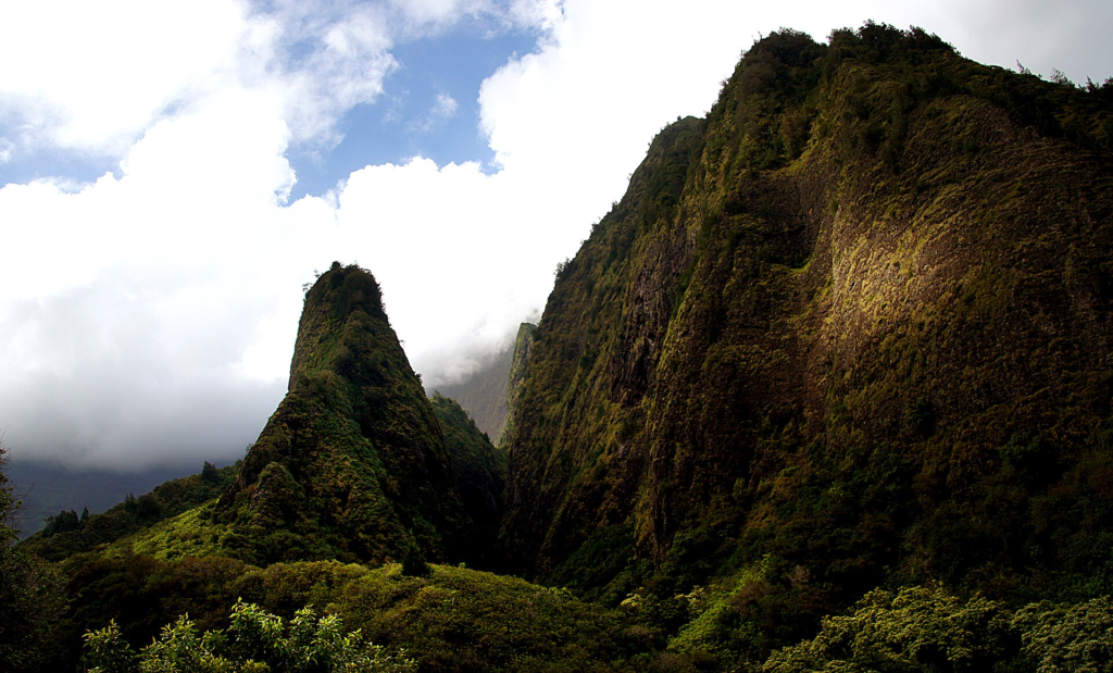 ʻĪao Valley State Park and the ʻĪao Needle on Maui