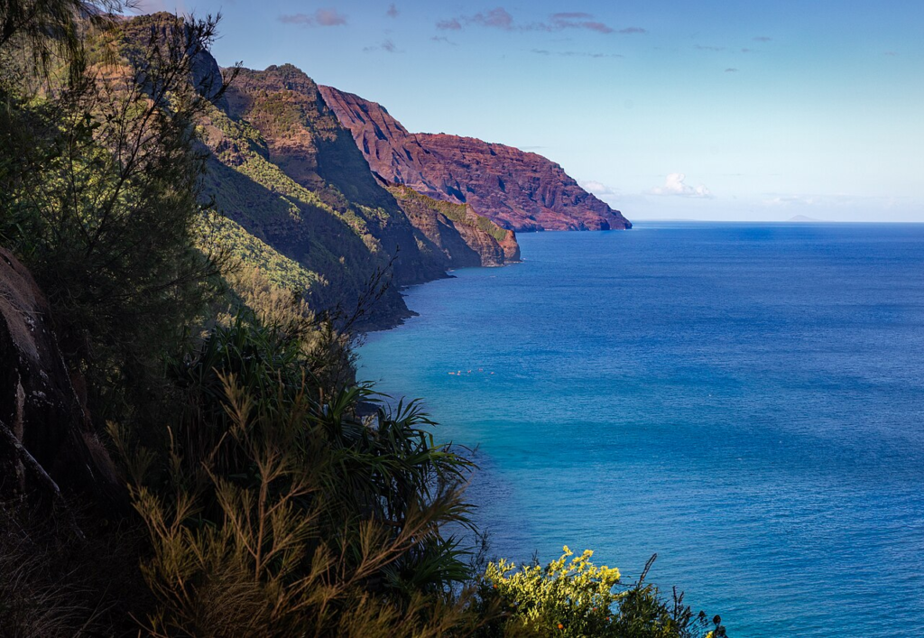 Kauaʻi Travel Guide Nā Pali Coast cliffs and blue Pacific Ocean on Kauaʻi